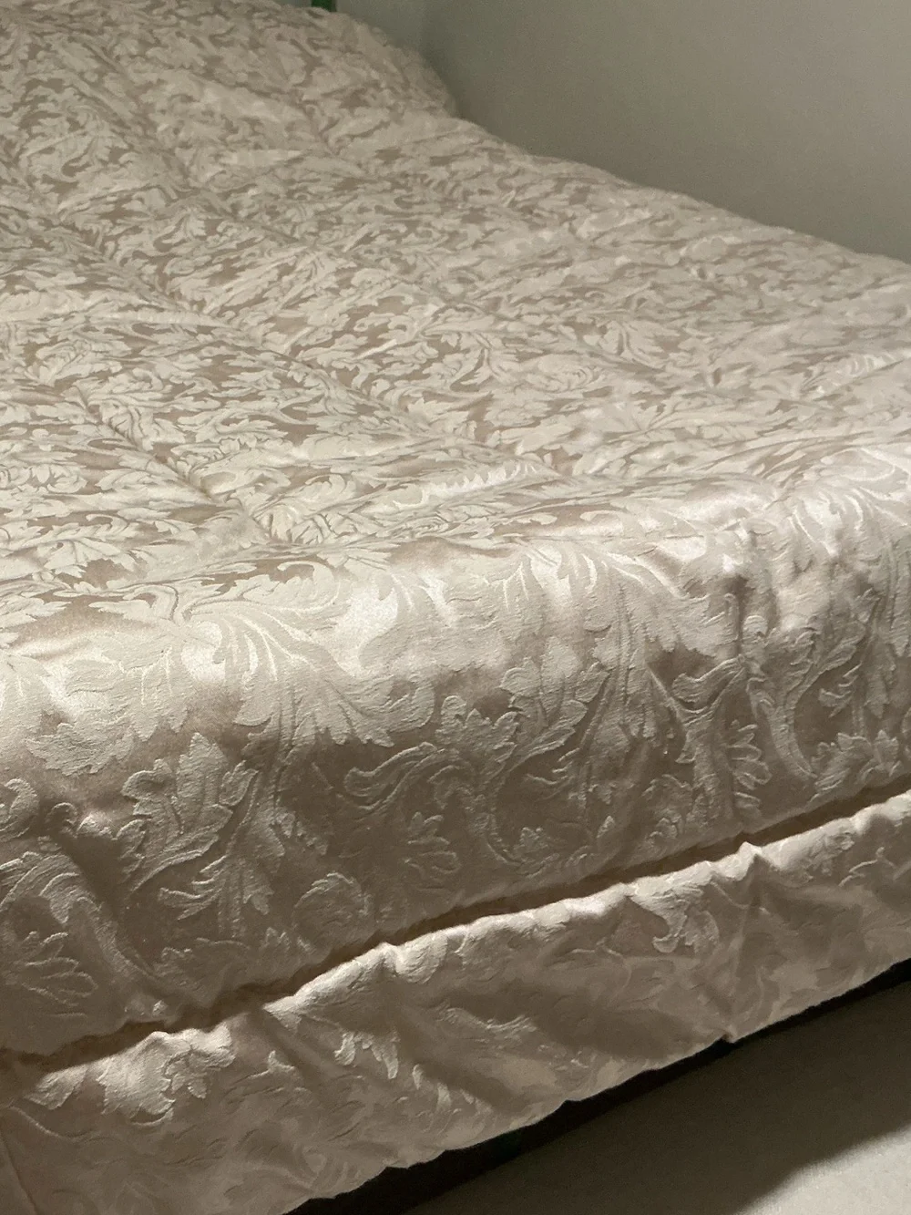 NWOT Heavy Weight Damask Jacuard Comforter & Shams
